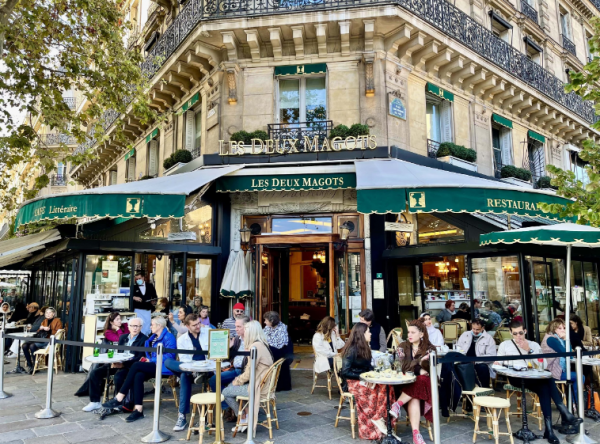 Cafe dengan suasana kafe Paris yang romantis dan mewah